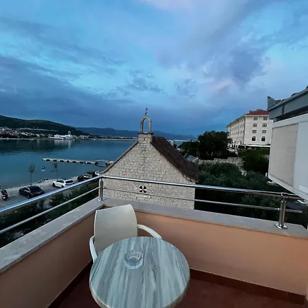 Kapetanovi Dvori * Trogir