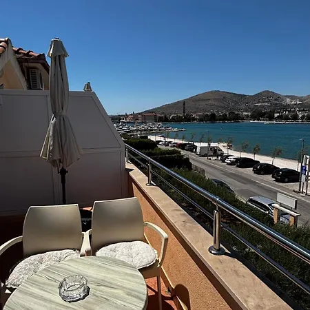 Kapetanovi Dvori Daire Trogir