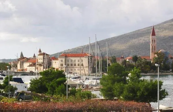 아파트 카페타노비 드보리 트로기르