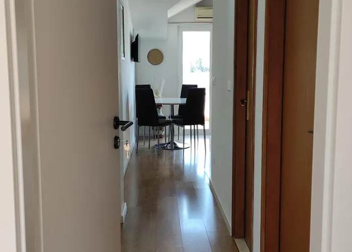 아파트 카페타노비 드보리 트로기르