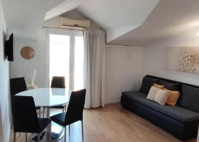 카페타노비 드보리 아파트 트로기르